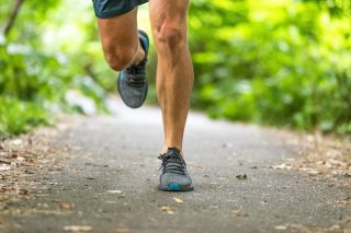 Knie und Füße von einem Läufer